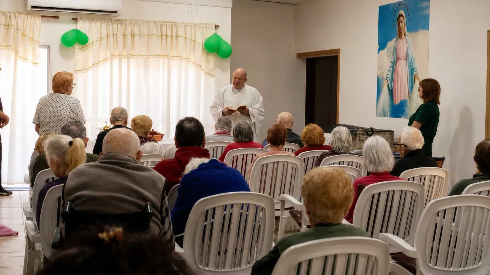 Residentes compartiendo la misa en el hogar