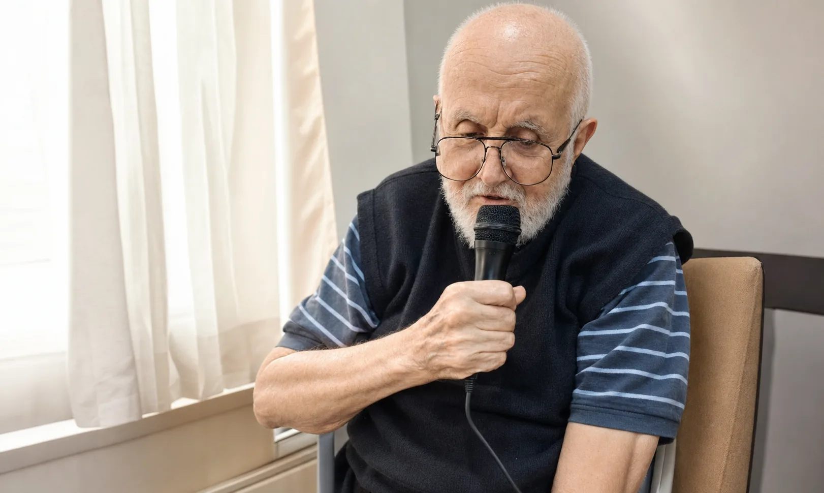 Residente cantando con micrófono durante la actividad de música