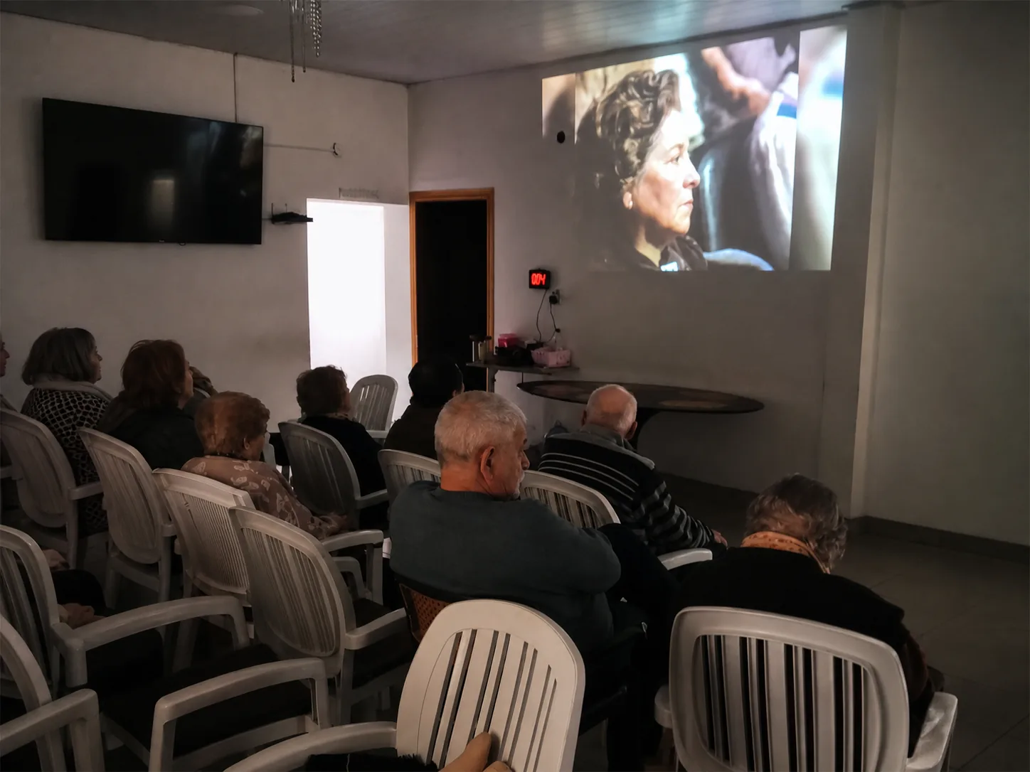 Residentes compartiendo una tarde de cine en el hogar