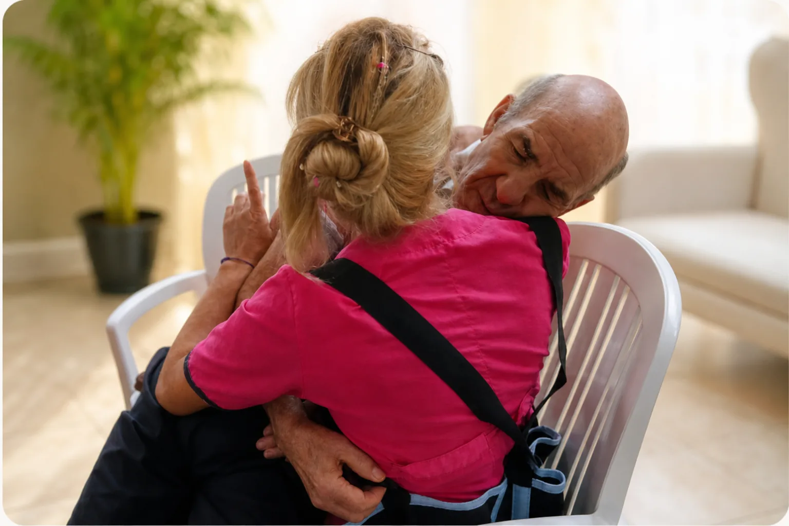 Abrazo afectuoso entre dos personas del hogar