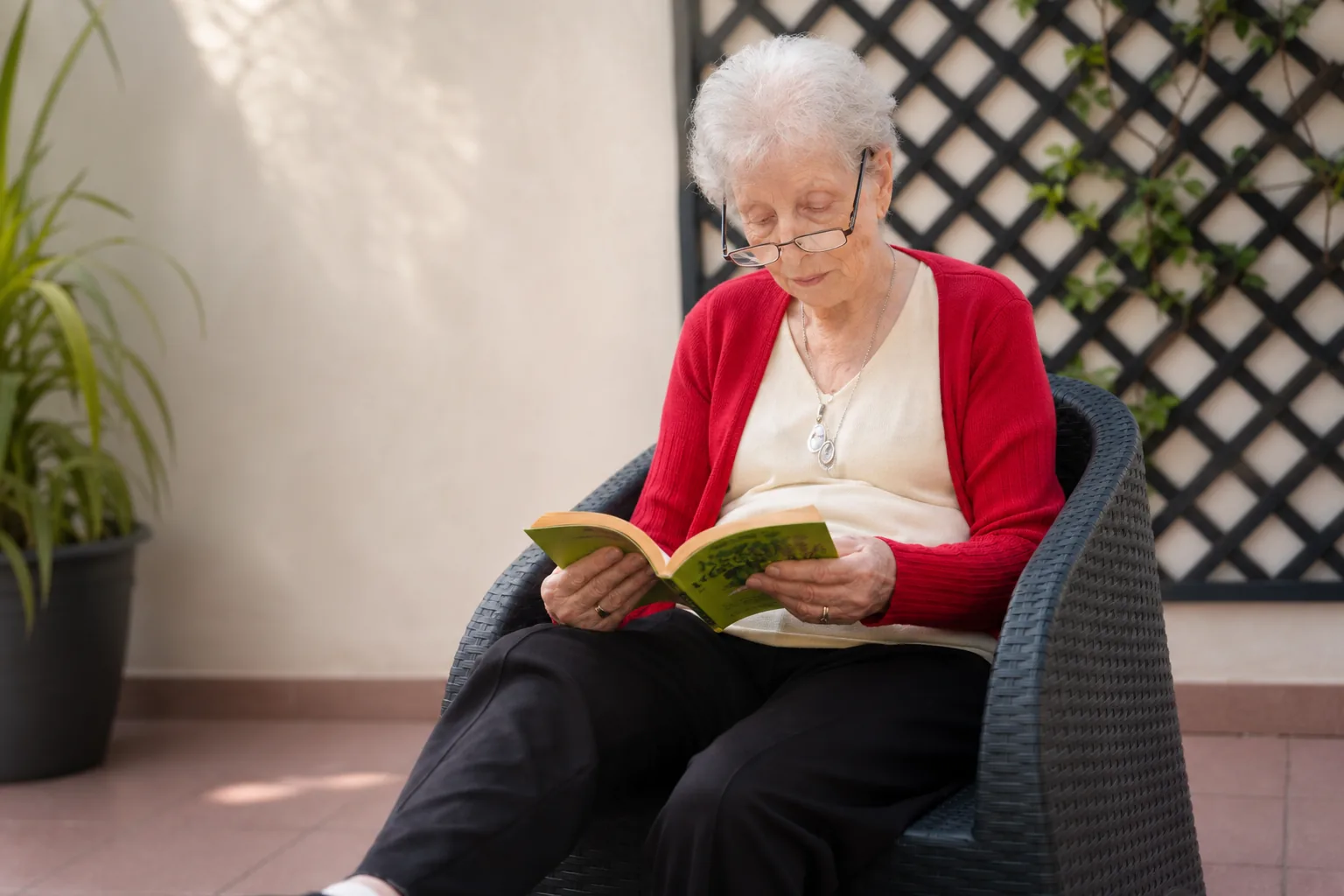 Residente leyendo en un patio tranquilo