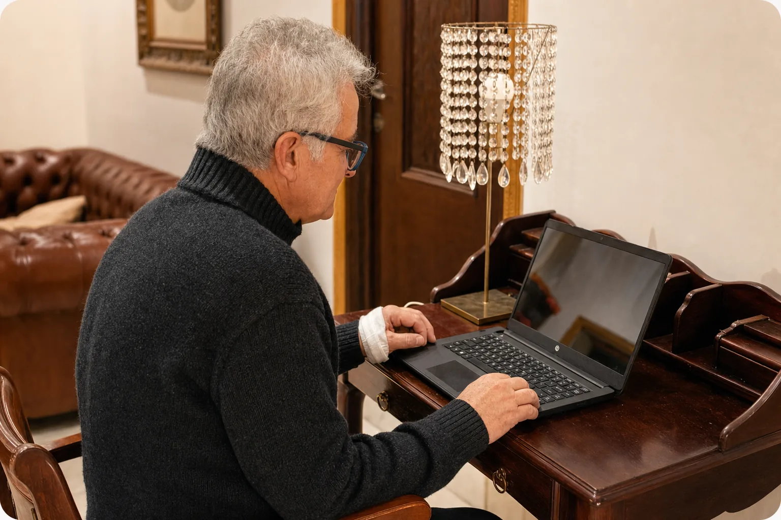 Adulto mayor participando en una actividad con computadora