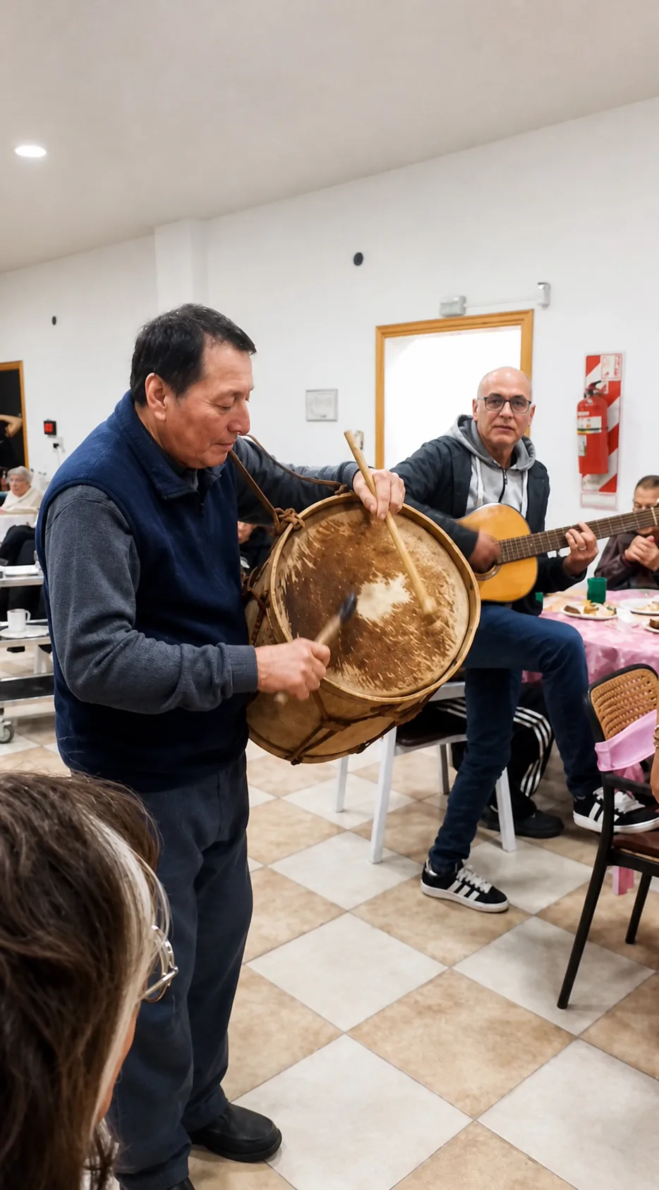 Músicos tocando bombo y guitarra durante la actividad de música