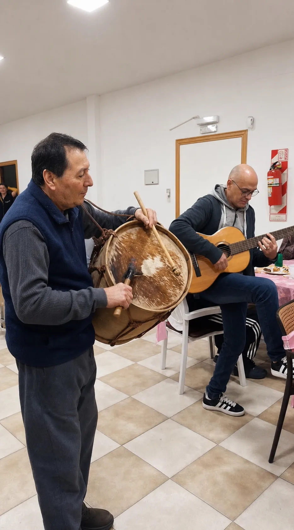 Encuentro musical con bombo y guitarra en el hogar